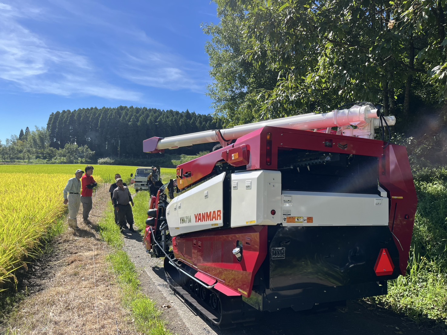 コンバインで収穫の様子